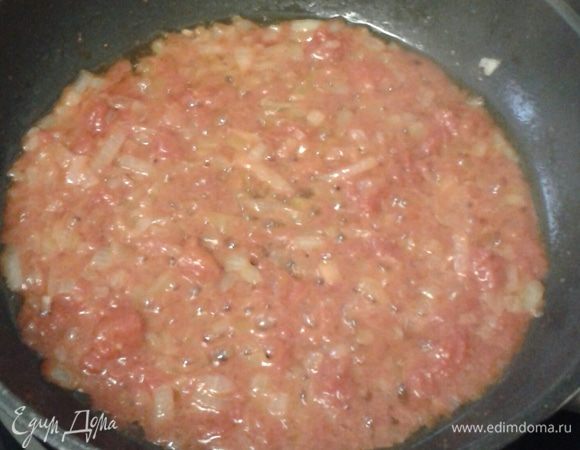 Взять один помидор, ошпарить его кипятком, затем окунуть в холодную воду, чтобы легче было удалить кожицу. Порезать на небольшие кусочки, добавить обжариваться к луку (помидор можно заменить  консервированным), далее добавим ложку томатной  пасты (пасту лучше развести с двумя ложками воды)  протушить 3-5 минут.