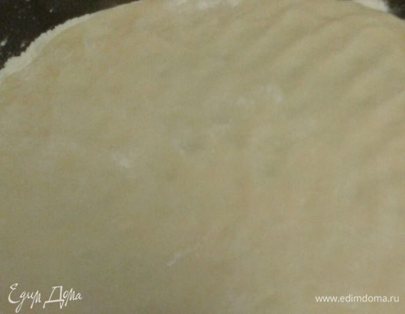 Тесто раскатать примерно 0,5 см толщиной.