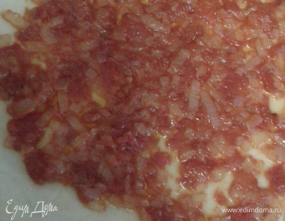 Выложить томатный соус, оставить бортики около 5 см.