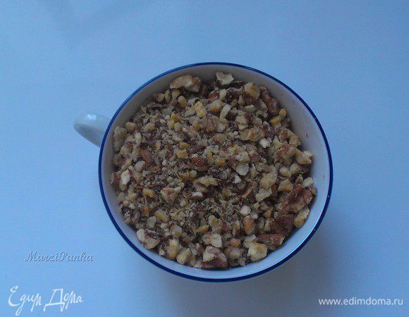 Я использовала для измерения продуктов чашку, можно и стакан. Смысл с том, что все ингредиенты должны быть отмерены стаканом, кружкой или чашкой с постоянным объемом.

Грецкие орехи помолоть средне, чтобы чувствовались немного кусочки в тесте.


