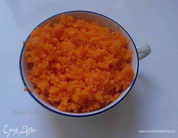 Морковь предварительно потереть на мелкой терке, либо измельчить в комбайне (мелко). Должно получится 2 стакана, плотно утрамбованных.

*1 баночка ананаса = 230 г

*** Если у вас ананас порезан в баночке кружочками или кусочками, то предварительно его также измельчить. У меня уже был измельченный.


