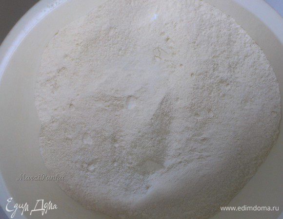 Смешать следующие сухие продукты: муку, сахар, соль, соду, разрыхлитель теста и ванильный сахар в чаше миксера. Соду не гасить.


