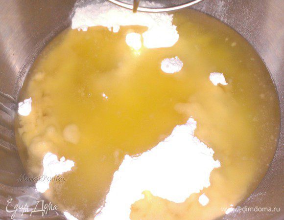 В сухую массу добавить растительное масло, 