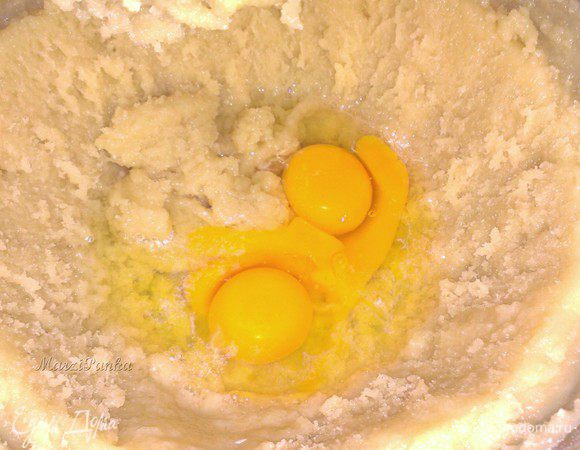 А затем яйца. Перемешать миксером. Получится густое тесто.