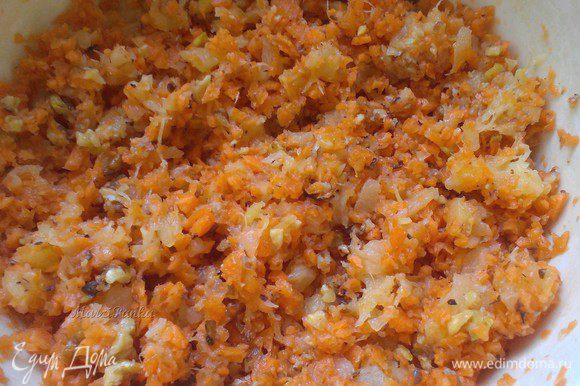 В отдельной миске смешать морковь, грецкий орех и 1 баночку ананаса, измельченного вместе с соком.