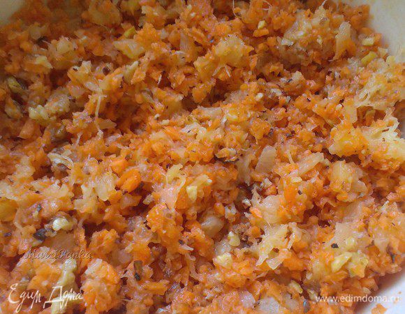 В отдельной миске смешать морковь, грецкий орех и 1 баночку ананаса, измельченного вместе с соком.