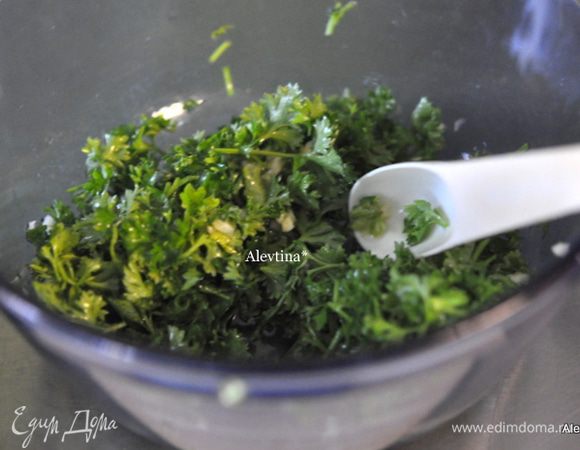 Смешать петрушку порезанную, чеснок раздавленный, растительное масло  и ¼ ч.л соль.
