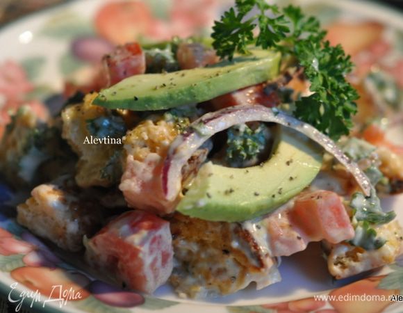 Добавить заправку и перемешать. Подаем салат к столу. Приятного аппетита.
