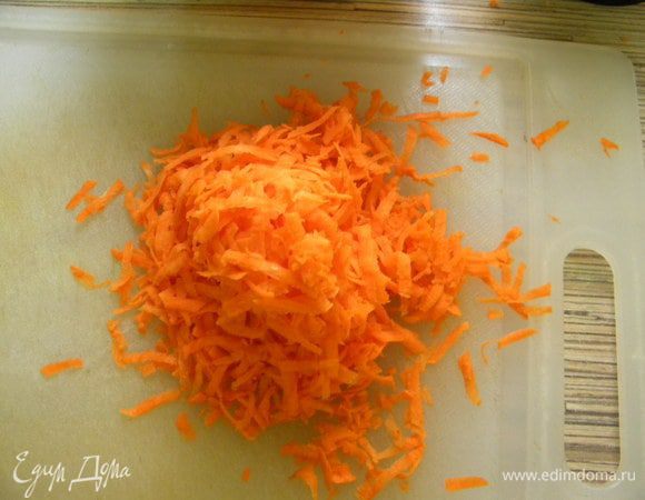 Ставим на огонь кастрюлю с водой, чистим картошку, морковку, чеснок.