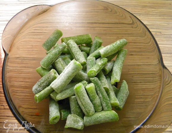 За 5 мин. до готовности картошки с фрикадельками кладем фасоль и морковь.