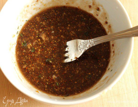 Смешать чеснок, соевый соус, горчицу и сок половины лимона. Тонкой струйкой влить масло (3 ложки из общего количества) и хорошо перемешать до однородности. Добавить листики тимьяна.