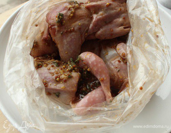 Сложить в полиэтиленовый пакет, залить маринадом, перемешать. Пакет завязать и отправить в холодильник на 2-3 часа.