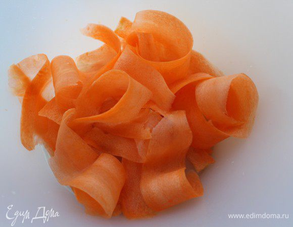 Морковь нашинковать слайсами. Это легко сделать при помощи ножа для чистки картофеля и моркови.