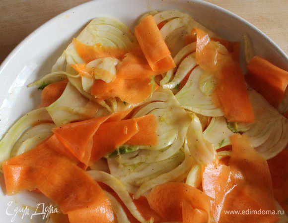 Выложить овощи в форму для запекания.