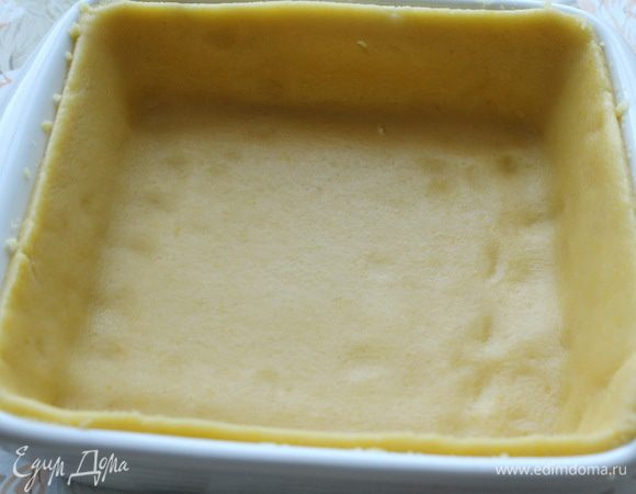 Смешать сливочное масло, соль, сахарную пудру, ореховую муку, яйцо, муку. Тесто получается мягкое и пластичное. Сформировать из теста лепёшку, обернуть его плёнкой и отправить в холодильник на 2 часа.
