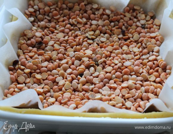 Готовое тесто раскатать и переложить в смазанную маслом форму. Выпекать заготовку с бобами 5-10 мин. и еще без бобовых — 10 мин. Охладить основу в течение 10 мин.