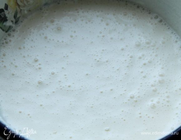 Взбить до однородности маскарпоне, сливки, сахарную пудру, слегка взбитые яйца, кукурузный крахмал. 