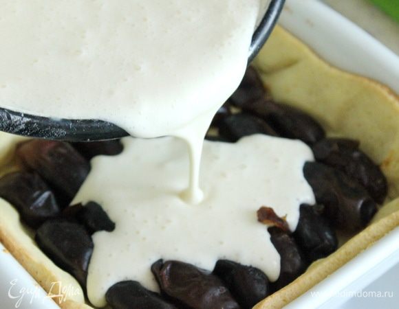 Вылить сливочную смесь поверх фиников и запекать в разогретой до 180 градусов духовке 35 мин., пока начинка не будет готова и не приобретет золотистый цвет.