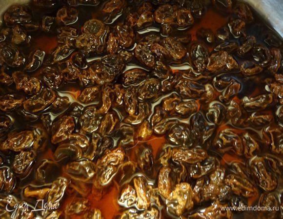 Залить изюм ромом, слегка подогреть и оставить набухать на сутки.

