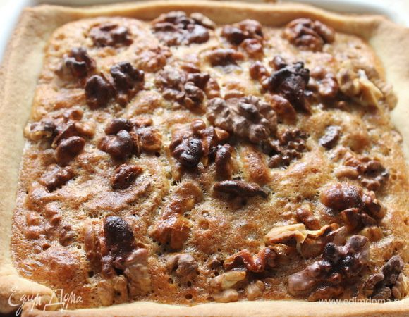 Хотелось бы обратить внимание на оригинал рецепта данного песочного теста и невероятно вкусный Медовый тарт с орехами Лизочки Пироговой (http://www.edimdoma.ru/retsepty/64435-medovyy-tart-s-orehami). Тарт получается сладкий, вкусный, хрустящий.