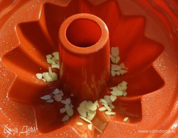 Также нам понадобится форма керамическая, или из метала, или силиконовая, как для кексов (в моем случае), но лучше более высокой вытянутой вверх формы. Перед запеканием и выкладыванием теста, ее необходимо обильно смазать маслом, дно присыпать миндалем и поставить на время в холодильник.