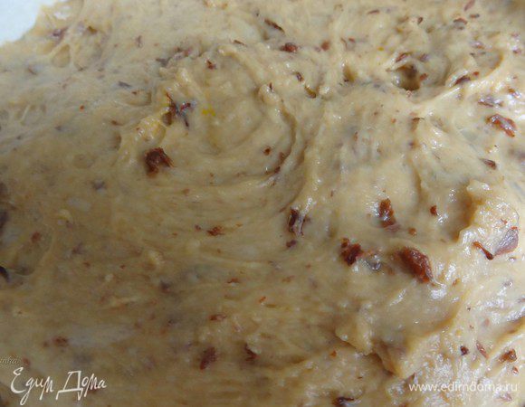 Выложить тесто, сформировав колобок, в емкость, смазанную растительным маслом,  укрыть влажным полотенцем и поставить в теплое место, для увеличения теста в 3 раза. У меня ушло на это 2 часа.