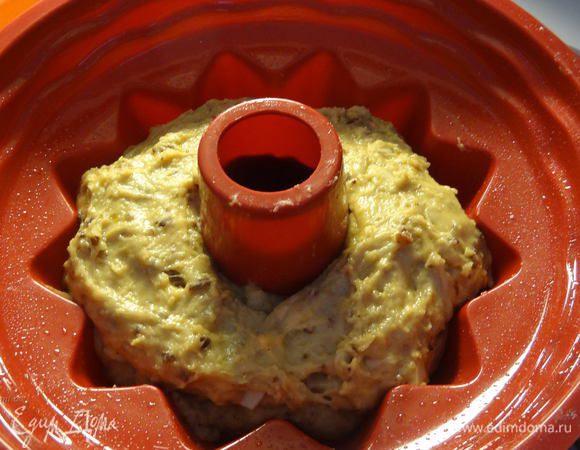 Когда тесто поднялось, отщипываем и формируем колобок, отложив его в сторону, чтобы за пару минут тесто отдохнуло и опять поднялось. Тогда начинаем делать в центре, с помощью пальцев руки небольшое отверстие, постепенно его раздвигая до размеров нашей формы и аккуратно выкладываем тесто, как бы надев на отверстие в форме. Укрываем опять влажным полотенцем и ставим для увеличения в объеме в теплом месте.
Заполнение форм тестом, делается также как и в куличах на 1/3 формы, так как тесто при расстойке и выпечке, еще поднимется. Расстаиваем тесто до тех пор, пока оно не дойдет до уровня края формы.


* Из указанного количества у меня получился 1 большой и 12 маленьких куглофчиков )))