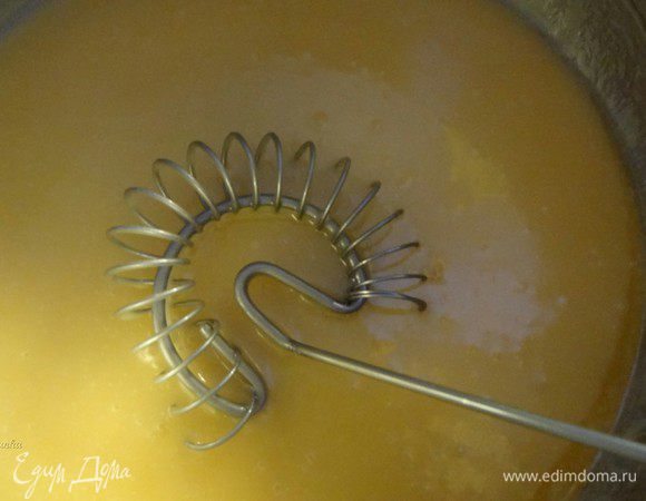 Для смазки готового Куглоф готовим помадку-сироп:- готовится она 1:1.
Сахарную пудру, сливочное масло и ром, помешивая, доводим до кипения и снимаем с огня.