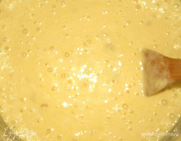 Делаем опару. В теплом молоке (не горячем) растворяем дрожжи. Добавляем полстакана сахара, 250 г муки и соль. Хорошо перемешиваем и ставим в теплое место на 40 минут. Когда опара поднимется, то ее надо опустить и дать 20 минут еще раз подняться.