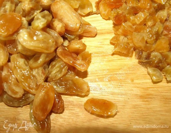 Изюм замочить в теплой воде или коньяке. Если изюм большой, то его можно разрезать.