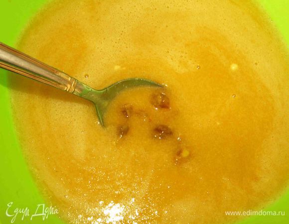 Белки отделить от желтков. Белки поставить в холодильник, потом использовать их для украшения кулича или приготовить меренги. Маргарин растопить, но не доводить до кипения. Смешать с желтками, остатком сахара и ванильным сахаром.