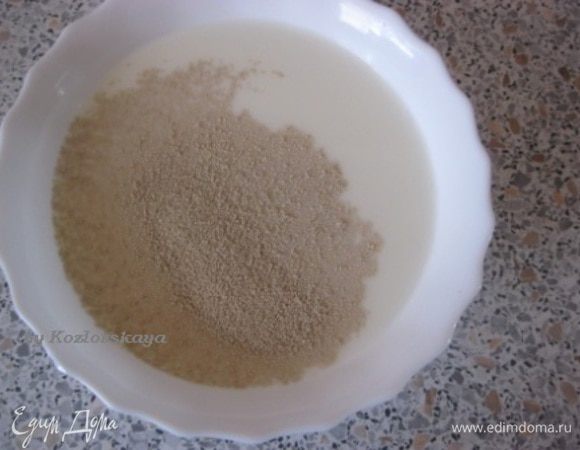 Растворить дрожжи в теплом молоке, оставить на 15 минут.