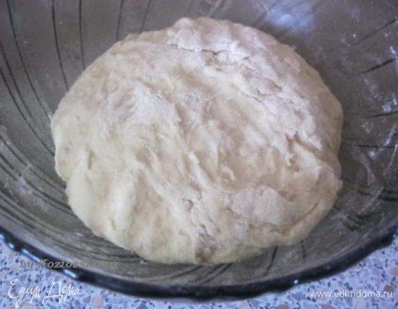 В миску просеять два стакана муки, добавить сахар, соль, разведенные в молоке дрожжи, растопленное сливочное масло. (По желанию можно добавить цедру апельсина, ванилин) Тщательно перемешать. Третий стакан муки добавлять постепенно, может понадобится больше или меньше муки, ориентир три стакана. Месить тесто пока оно не перестанет липнуть к рукам. Оно должно получиться мягким и эластичным. Тесто поместить в сухую миску и убрать в теплое место на 1 час.