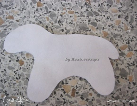 На плотной бумаге нарисовать шаблон барашка и вырезать его.