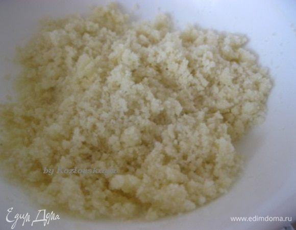 Приготовить штрейзель. В миске соединить муку и сахар, добавить натертое на терке холодное сливочное масло. Смешать в крошку.