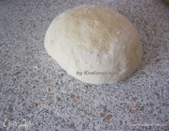 Тесто разделить на две или три части. Раскатать в пласт толщиной 1-1.5 см. 