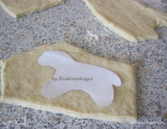 Ножом вырезать фигурки по шаблону.