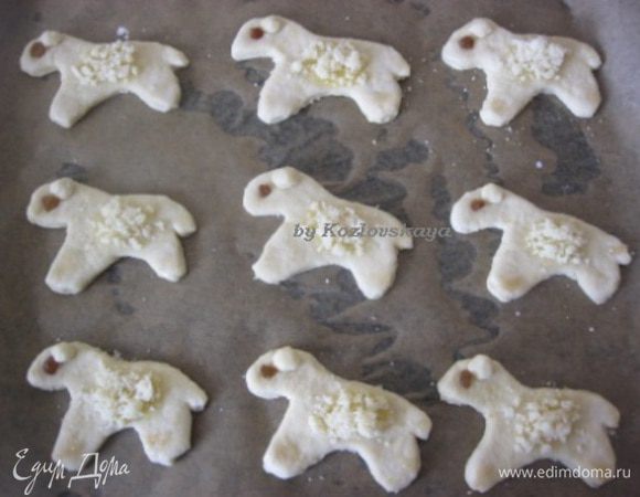 Выложить фигурки на противень, застеленный пергаментной бумагой. Из теста сделать и прикрепить ушки, из изюма -  глазки.
На середину фигурки нанести растопленный мед  или светлый джем, посыпать сверху штрейзелем. Ушки, мордочку, лапки и хвостик смазать молоком и посыпать коричневым сахаром. Можно также смазать желтком, на выбор.
Оставить подходить на 15-20 минут.
Выпекать фигурки 25-30 минут, при температуре 180 С, о золотистого цвета.