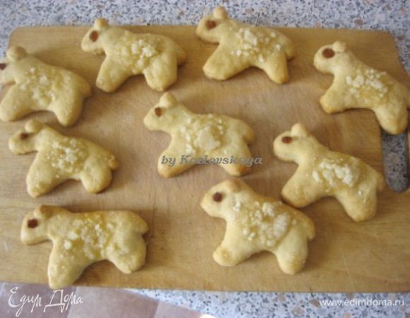 Остудить.

У меня получилось 30 " барашков" и один небольшой рулетик, это уже моя традиция, из остатков теста и начинки + орешки и изюм, делать рулеты, такой небольшой бонус моим домашним. :)
