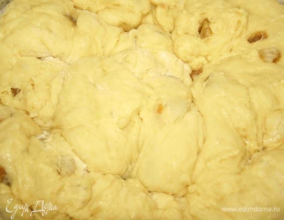 Когда опара хорошо настоится, добавить маргарин с желтками, сахаром, изюмом и остатком муки. Все хорошо вымесить. Поставить в теплое место. Когда тесто поднимется, то его надо примять. И так сделать раза 3–4. Тесто поднимается быстро, поэтому оно не переиграет.