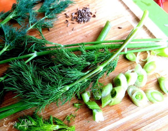 Это тот случай, когда можно использовать толстые (но ароматные!) стебли укропа!