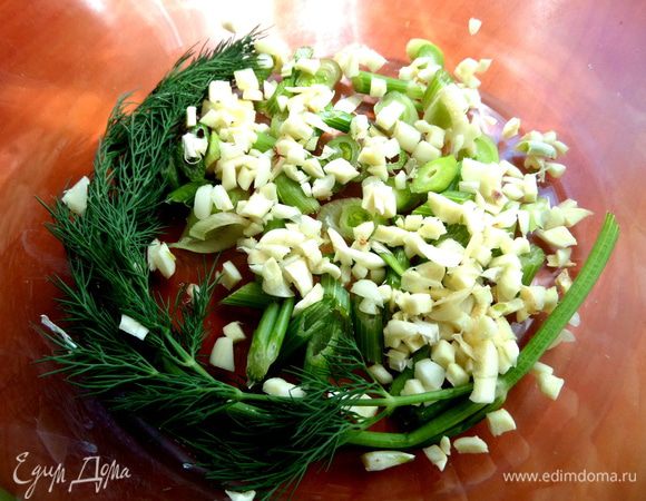 Берём ёмкость, на дно которой стелем укроп, сверху чеснок порубленный!