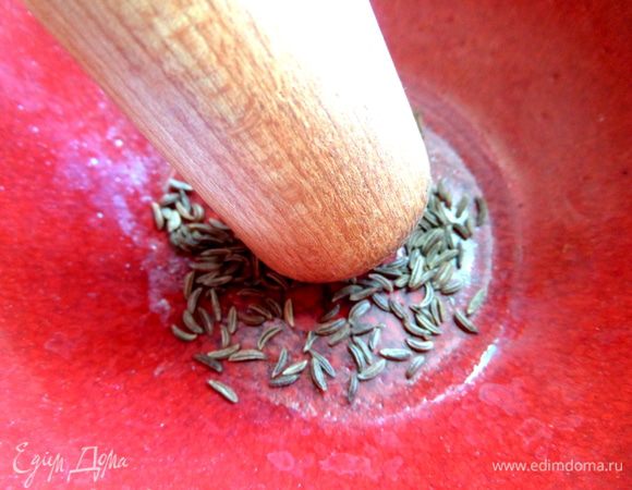 Готовим заливку: тмин слегка подавить.