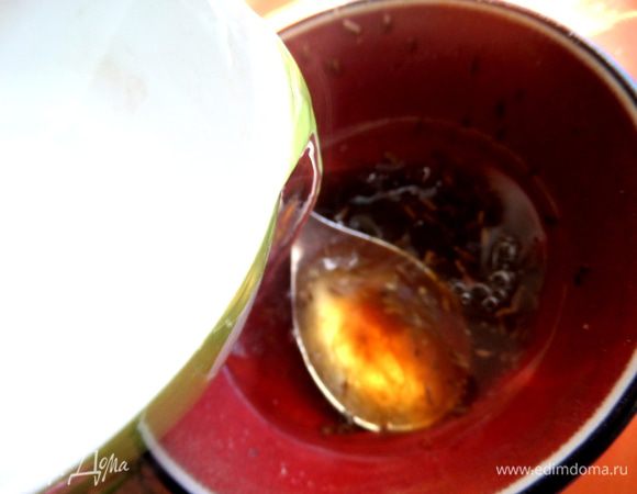 Доливаем водой горячей, размешиваем.