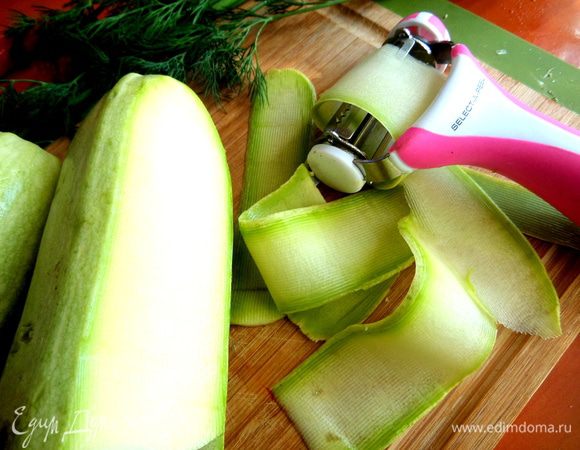 Кабачок моем, отрезаем кончики и строгаем на пластинки овощечисткой.