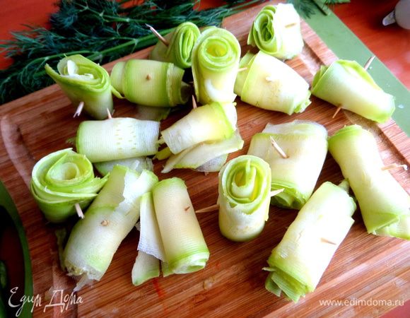 Начинаем сворачивать длинные пластинки в рулетики.