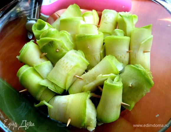 Укладываем в один слой на укроп с чесноком.