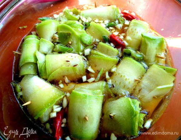 Рулетики должны быть полностью покрыты рассолом. Убираем в холодильник на ночь или на несколько часов, накрыв крышкой.