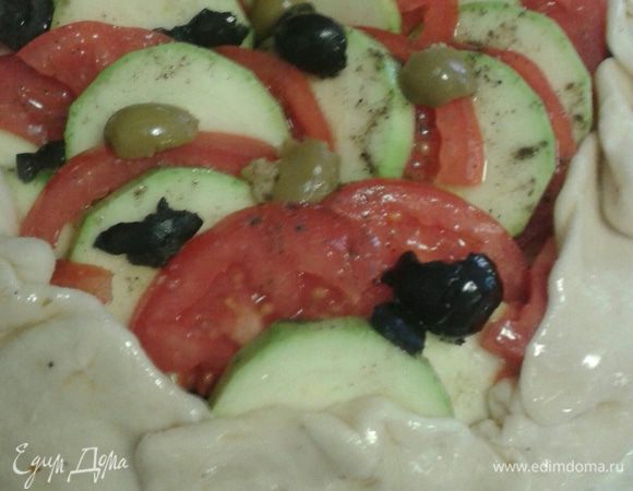 Когда все овощи разложили заворачиваем бортики и ставим в разогретую  до 180 градусов духовку на 40-45 минут.