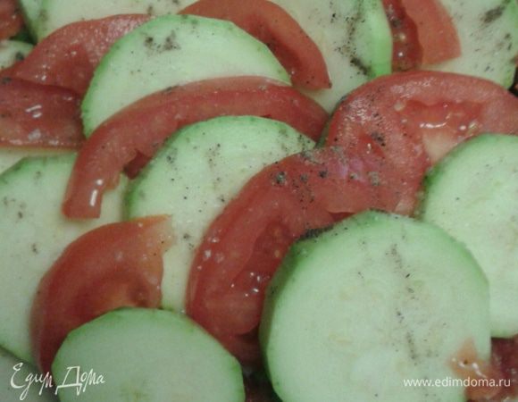 Приготовить оливковый соус, смешав все ингредиенты. Сбрызгиваем оливковым соусом. 